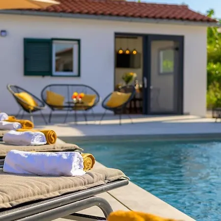 E By Istrialux 别墅 Krapan