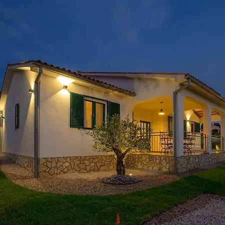 E By Istrialux Villa